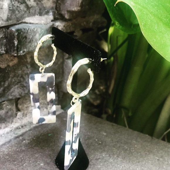 Acrylic Gold Plated Fashion  Earrings - Picture 5 of 5